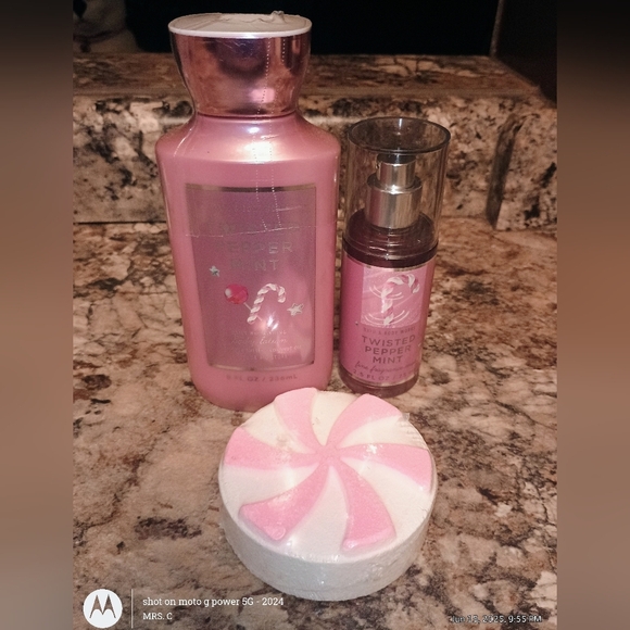 Bath & Body Works Twisted Peppermint Set - Pink and White - Picture 4 of 6